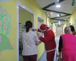 Запослени и осуђена лица КПЗ Падинска скела донирали новогодишње пакетиће малим пацијентима на Институту за мајку и дете  